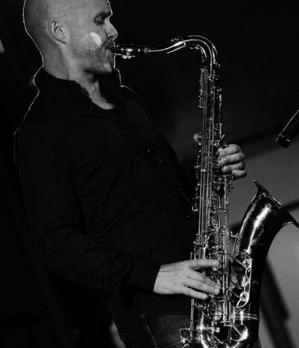 Le Saxophoniste du Groupe Jazz cocktail
