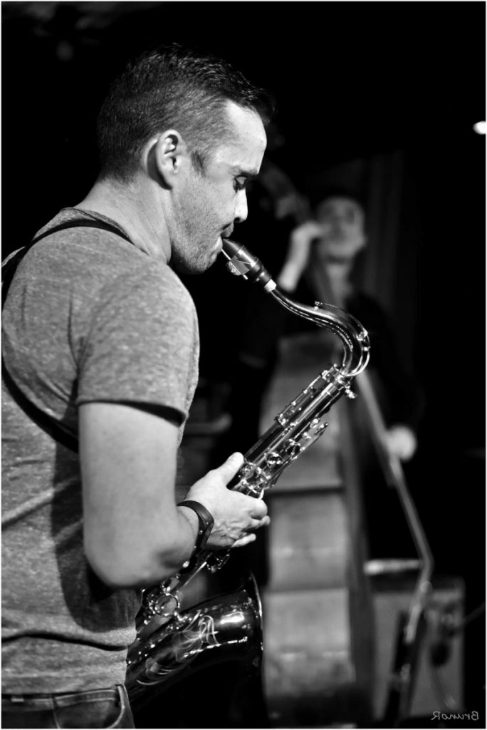 Le Saxophoniste du groupe Jazz cocktail