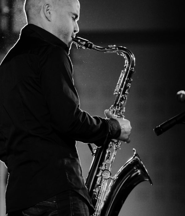 Saxophoniste du groupe Jazz Cocktail
